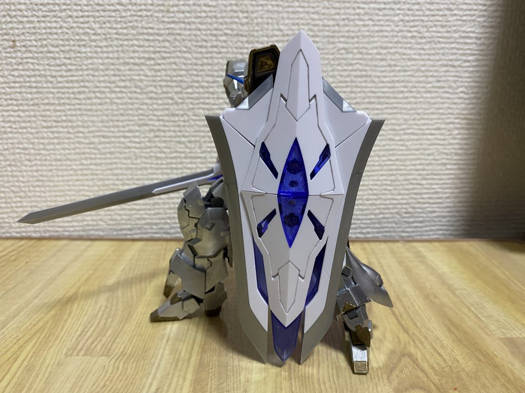 ナイディアシールド身体を覆える大型シールド、中心クリアパーツはビームバスターの設定、すぐ壊されそう。