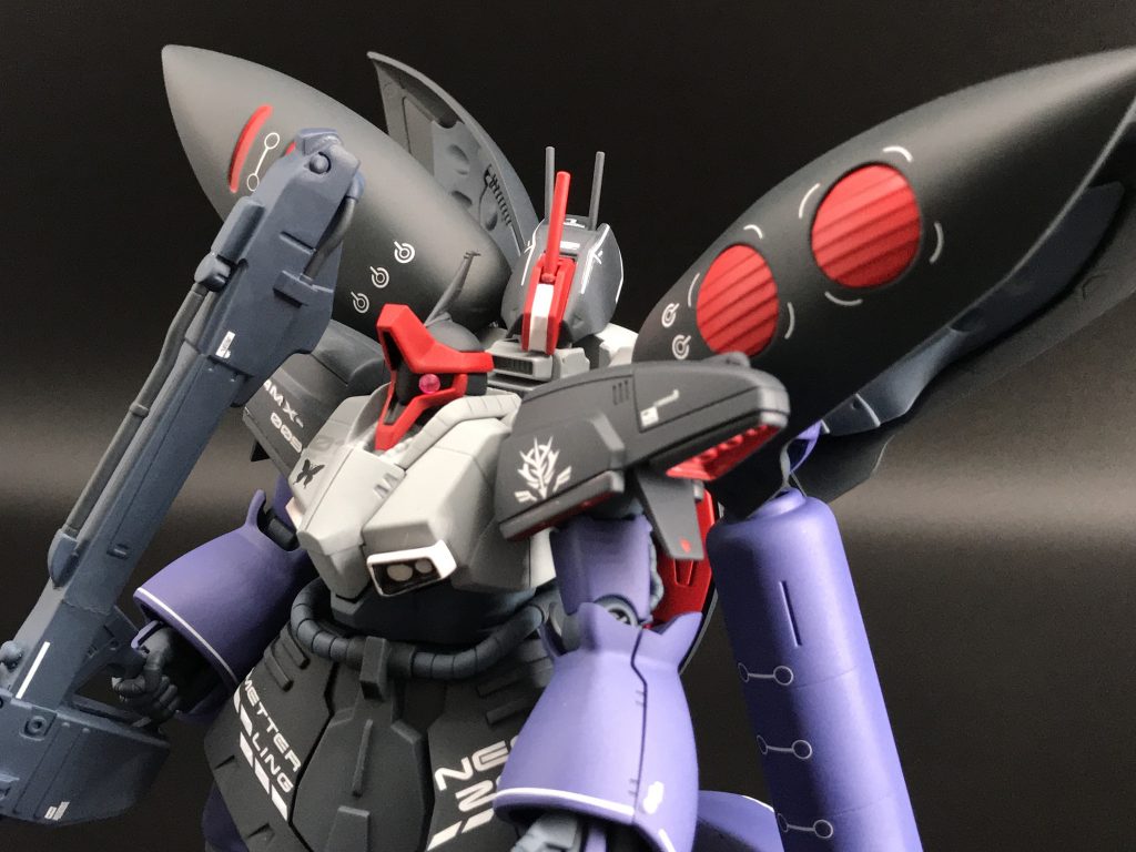 背中の第二の頭部はR・ギャギャの肩パーツを使用してます。アンテナはZZあたりのネオジオン機体は3本が多かったので生やしてみました。ボールジョイントで接続しているのでちゃんと左右に動きます。
