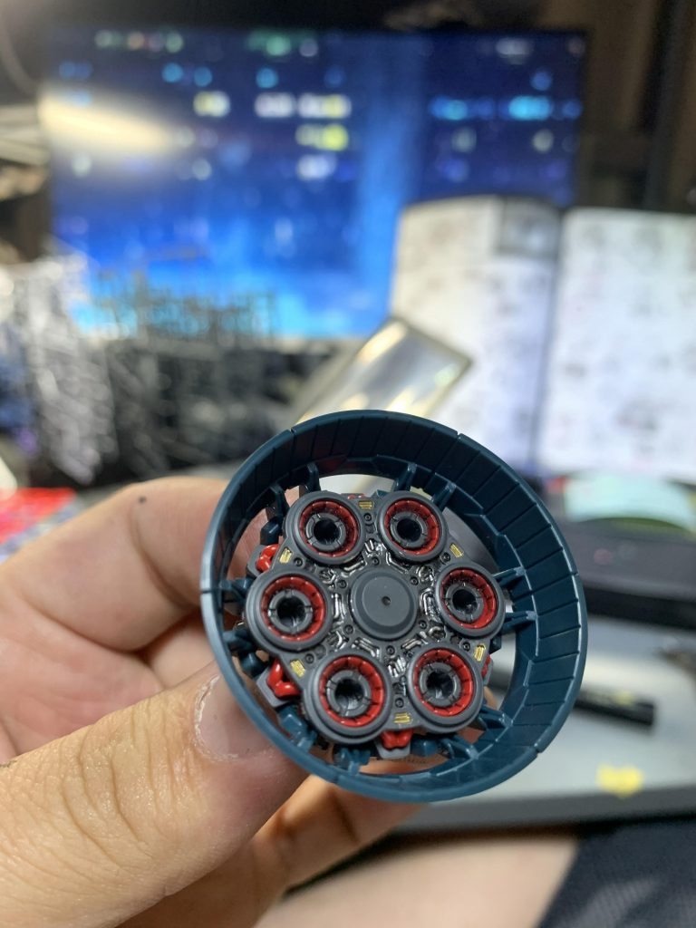 中をガンダムマーカーのシルバーで塗った後墨入れペンで色を整えました