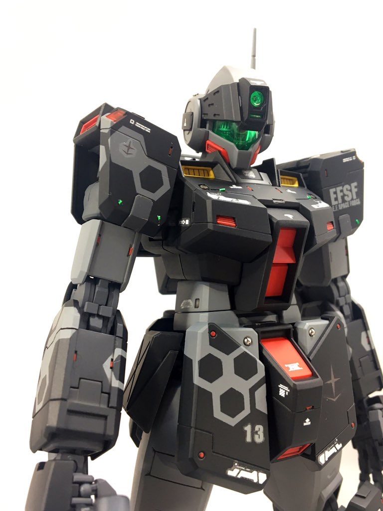 レッドチップやメタルパーツは控えめにしつつ情報量を上げました。