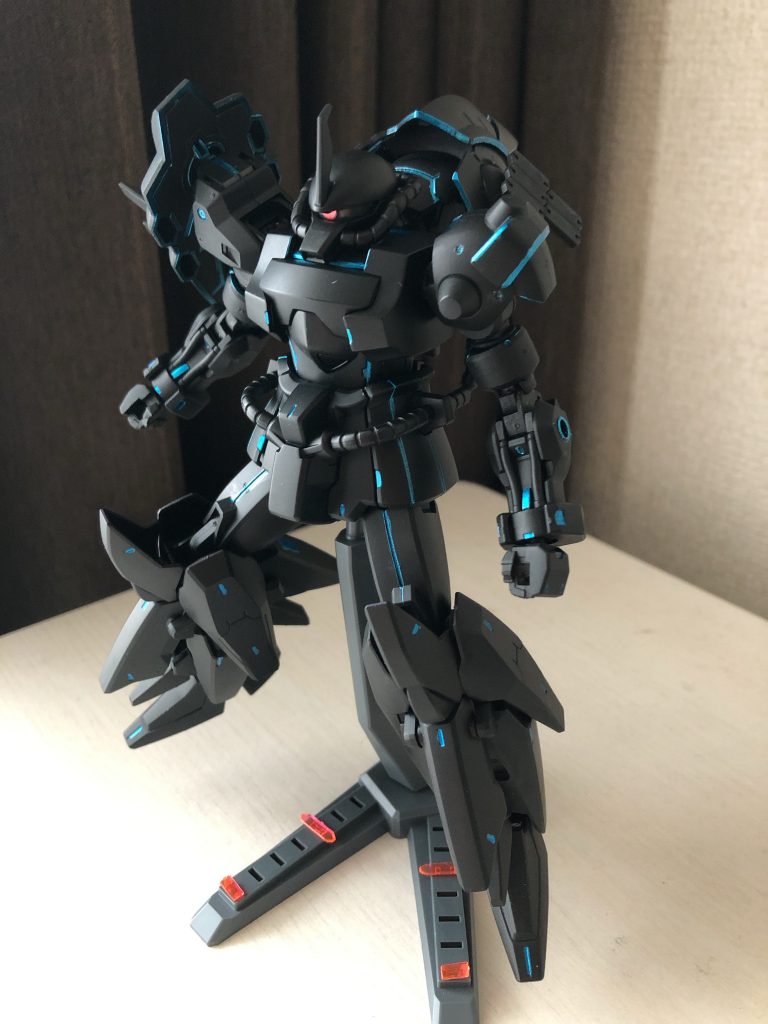 黒光(くろびかり)の由来は、ガンプラを知らない人に見せた時、「まるで、○キ○リみたい!」と言われたからです。笑
タミヤさんのマットブラックでスプレー塗装して、ガンダムマーカーコスモメタブルーで部分塗装しました!
もっと細かいところも色分けしたかったんですが、めんどくさがりが影響して、ここまでにしました。