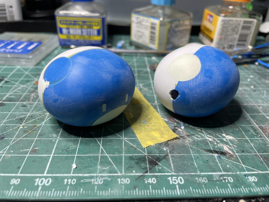 前同士・後同士を貼り合わせ。耳用の穴は、耳パーツで塞いだり、パテで埋めています。