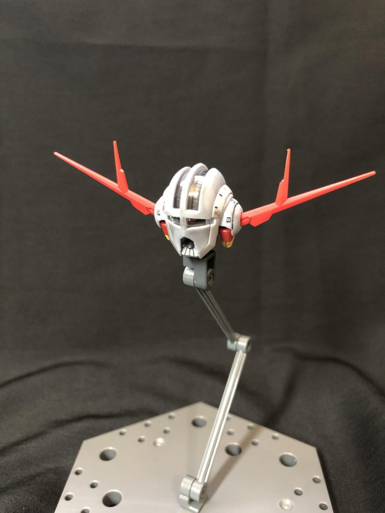 頭は軽い力で取り外せます。モノアイが首の振りに連動して左右に自動で動きまして、まあ感動しました。