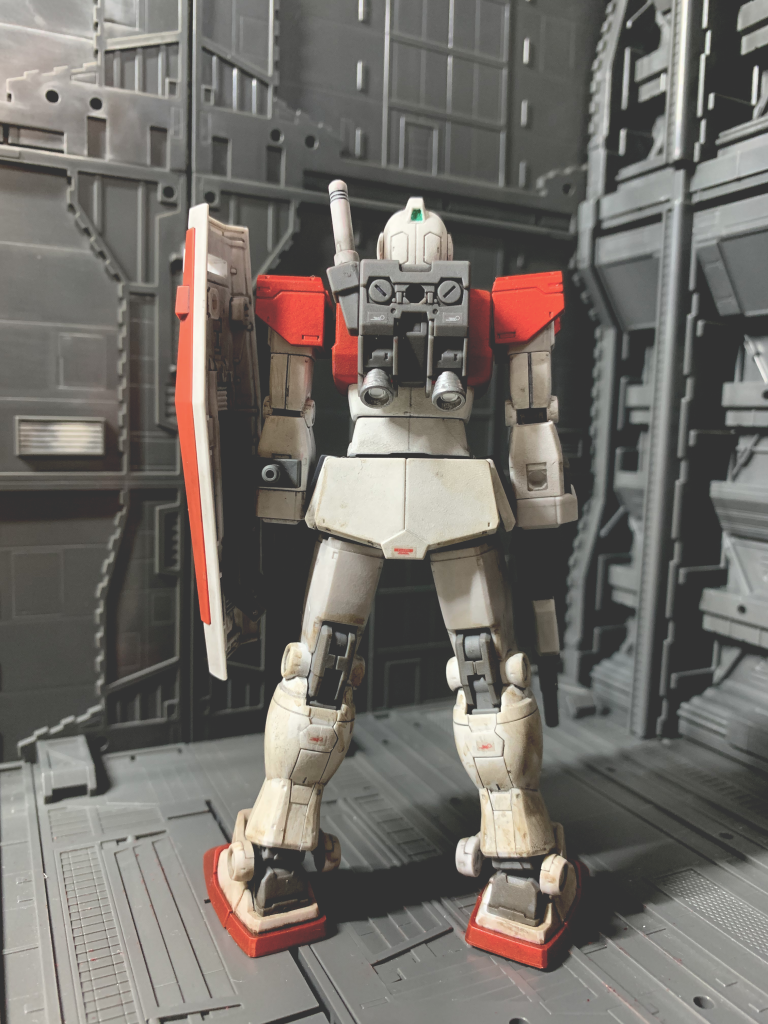 バックショット。バーニアノズルをシルバーで塗装しています。機体配備から日が浅いという設定で、綺麗めにしつつ土汚れは足元を中心に施しています。