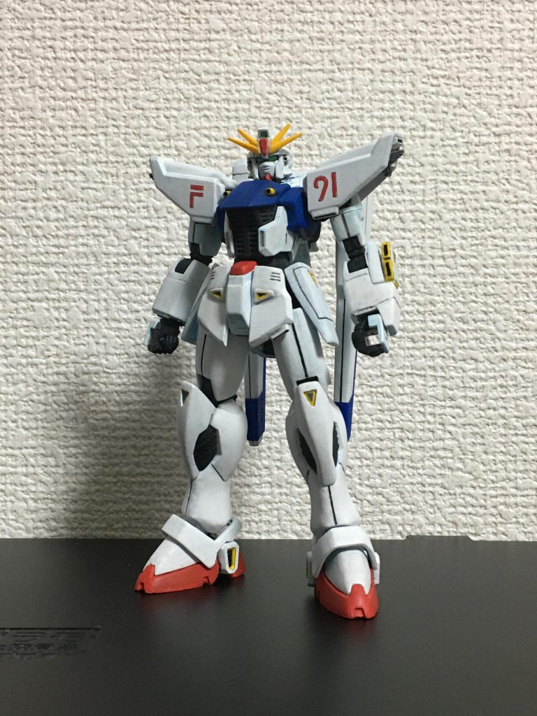 正面。脚がこだわりです。キットのものより太く丸みがあるようにしました。イメージは設定画や長谷川裕一漫画の雰囲気です。アンクルガードに付いていたダクトは切り落とし、WAVEのバーニアを使って足首自体に取り付けました。