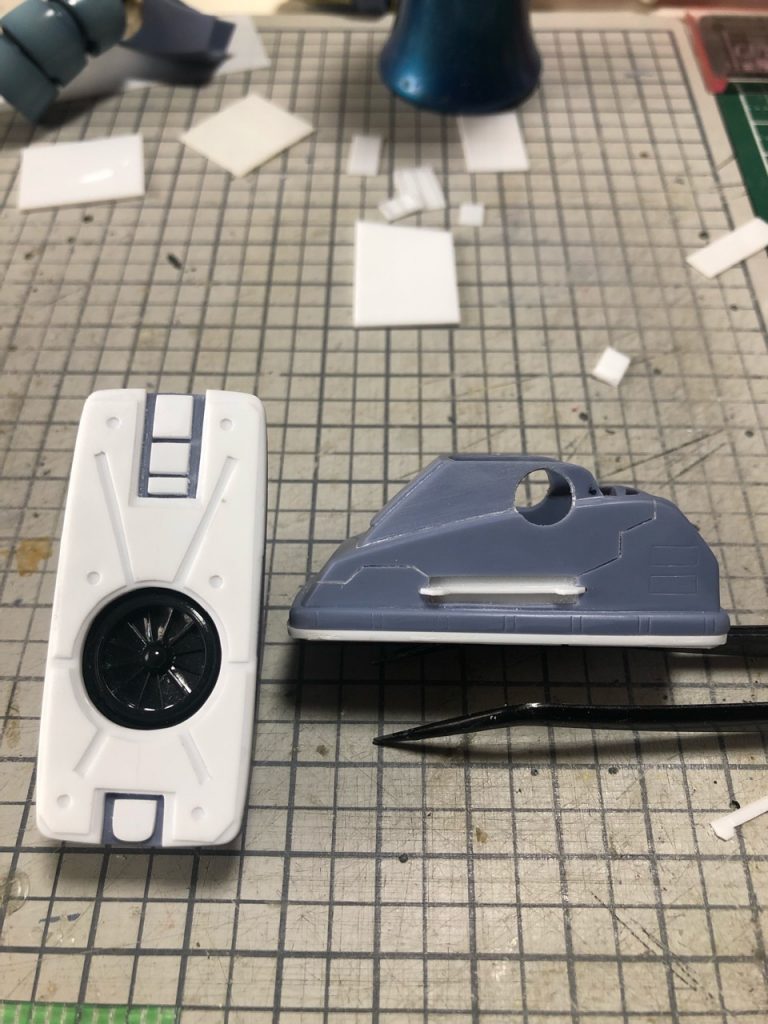 足裏は見事にツルツルなのでプラ板で作っておきました。