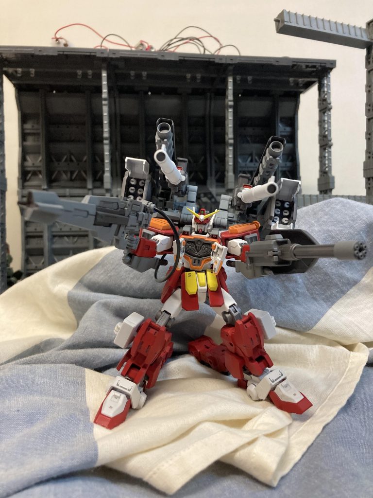 両肩と脚のミサイルのハッチの結合部品が墨入れの際、割れてしまい、修復ができず開けられません(泣