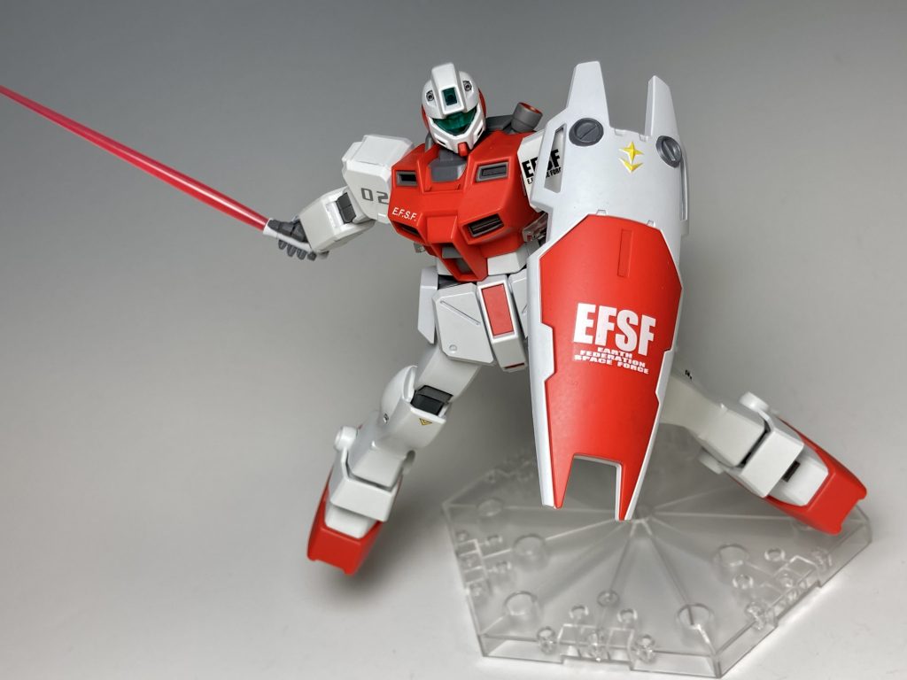 サーベルで!この頃のサーベル専用持ち手の造形は、結構好きですね。元は刃の部分も一体なので、切り取って穴を開けてクリアパーツをつけています。