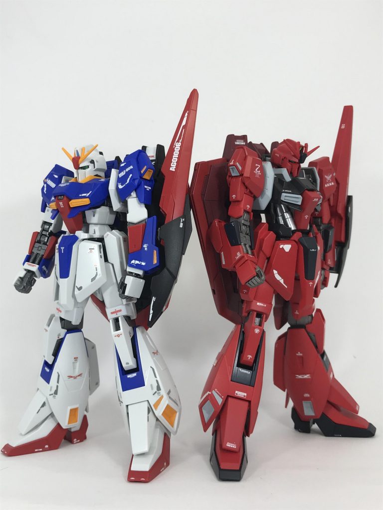 カミーユ機とクワトロ機のツーショット。違いを比較出来る様に撮影しました。