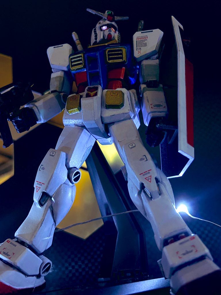 夜間ライトアップバージョン頭部は細かく作業しました！塗り分けもそうですが、眼と前後のメインカメラ部を、ミライト発光のために開口しましたが中々でした！