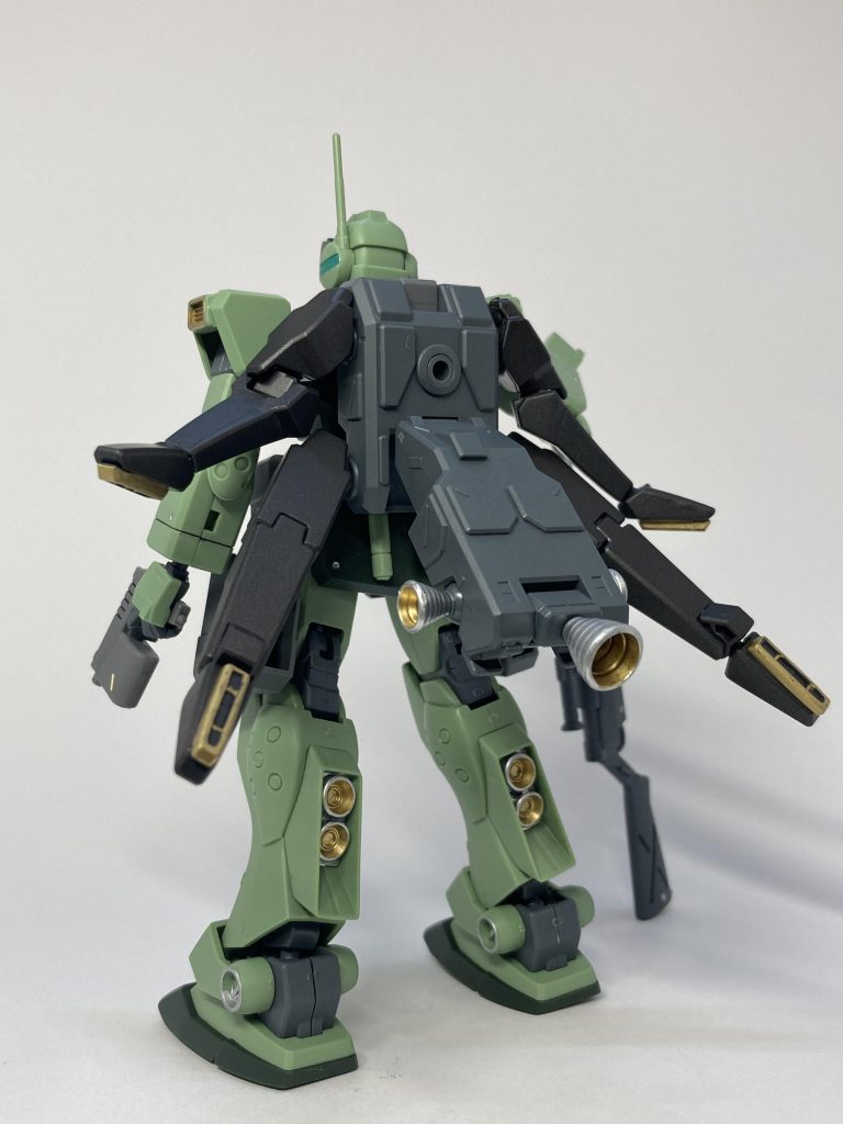 ガンダムマーカーのメタリック様様な後ろ姿。後ろ姿は撮るつもりなかったのですがかなりかっこよく仕上がったので投稿。妥協して表面処理等ガバガバですね。
