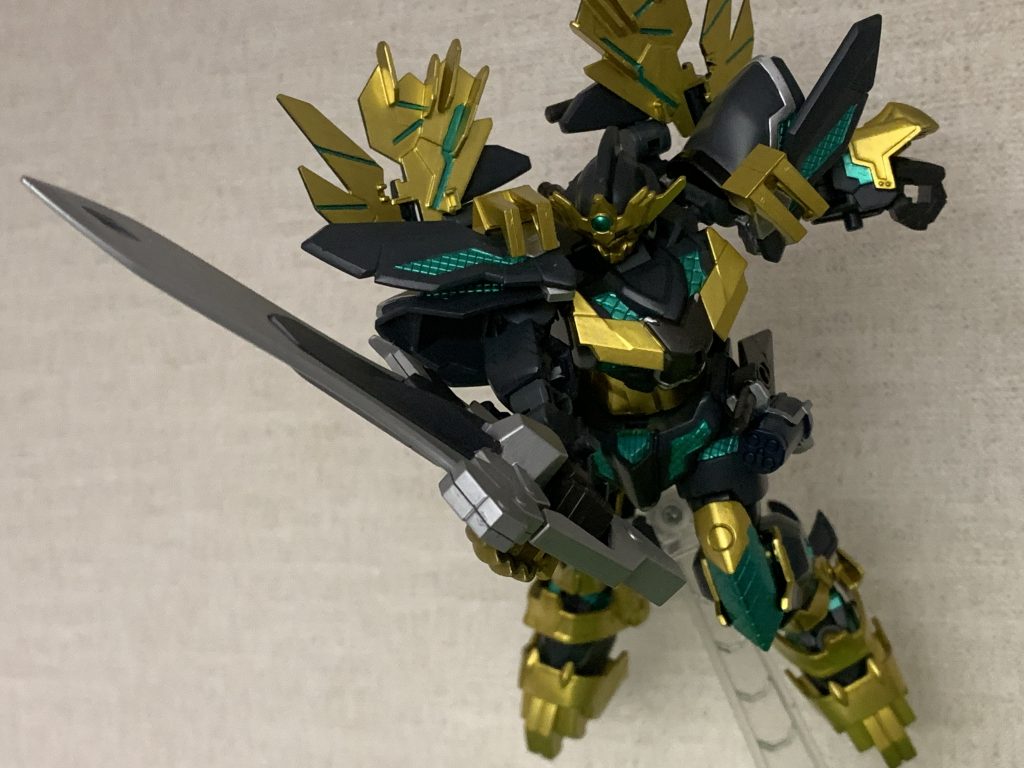 異世界を旅する白い騎士と同じ見た目をしているが共通の剣かは不明…