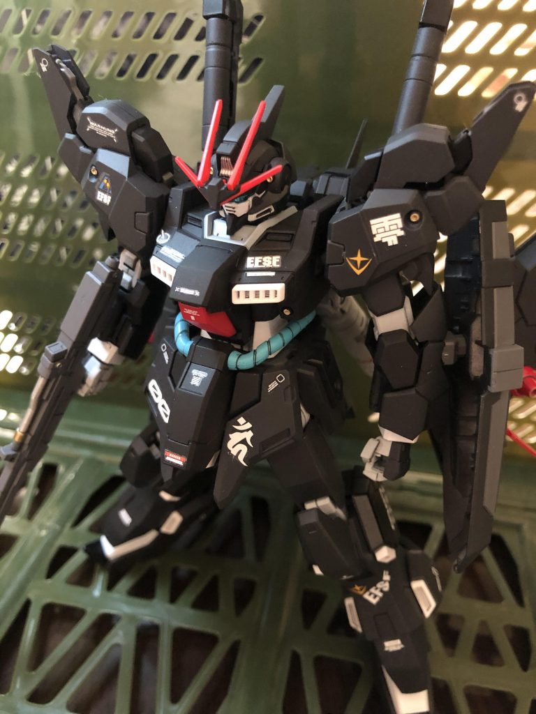 カラーはいつものハヤト機より黒を強調したくラバーブラックとマットブラックで塗装しております。