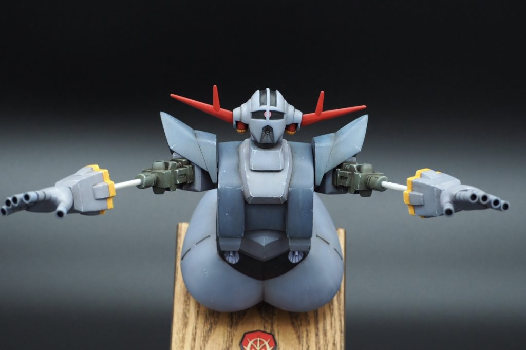 分かりづらいですが、前腕射出ポーズ。3ミリ穴を開けているので、アルミ線でウニョウニョ飛ばしたりもできます。