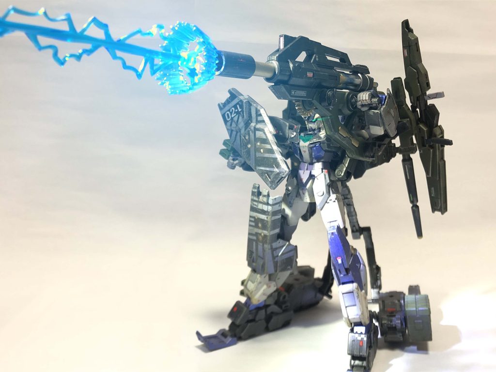 本機の装備単品での最大火力【悪魔の鉄鎚／ルシファーズ・ハンマー】某ヤンキー漫画の単車の名前を想像した方！同世代ですねwwガトリングを反転させると1296ｍｍの大砲に変形！(キットを測って144倍したらこんな数字に…！)大口径の一撃で木っ端微塵に！！※エフェクトのスタンドは画像加工で消してちょこっとだけ画像加工してます