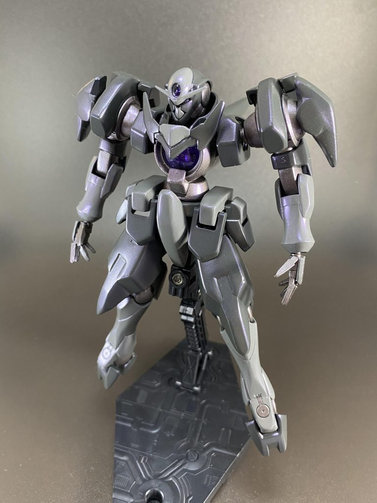 全体的に形状を見直し、機械的なモールドをパテや接着剤で潰しています。腰のGNバルカンはプラ板で塞ぎ、各エッジも削って丸みを持たせました。