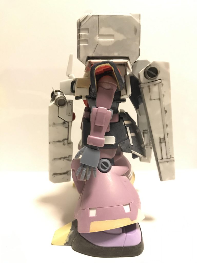 本体の大きな変更は脚の形状の違いです 後は、ほぼドムトローペンです サンドブラウンカラーから平手とスカート内の バーニアーを追加しました