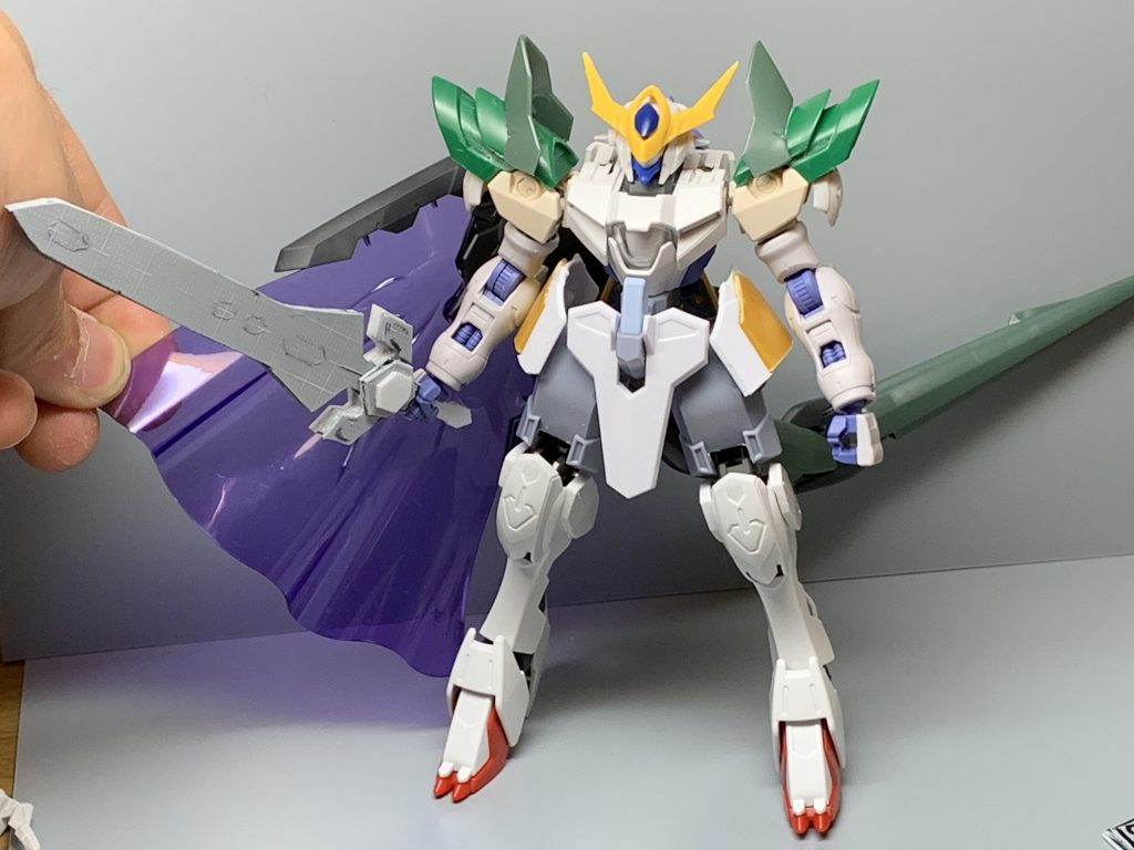 ここからは製作過程になりますまずはミキシングからバエルの顔にルプスのアンテナを取り付け両サイドにビルダーズパーツのスパイクの先端を切り取った物を接着1.5ガンダムの胴体を切り刻んでバランス調整肩はリナーシタをベースにライン掘り、ダナジンの膝とバエルの肩の一部を接着腕はキマリス腰回りはディナイアルで腰部リアアーマーにダナジンの尻尾を接着膝から下はバルバトス第六形態マントはトライスラッシュブレイドを使用しました