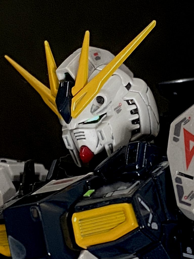 顔面アップ。さすが、抜群のイケメンぷり。全ガンダム大投票堂々の1位は伊達ではありません。尚、どこが涼感型なのかと言うと、白……パールコールドホワイト(ガイアカラー)灰……フロストマットブラック(NAZKA)紺……グロスシーブルー(Mr.カラー)金属部……アイスシルバー(Mr.カラーGX)等々、ひんやりしそうな名前の塗料を使っただけという……駄洒落もひんやり寒色系。そんなオヤジギャグを形にしました。核の冬で人が住めなくなるほど地球が寒くなっては困り物ですが、少しは夏の暑さを乗り切る一助となれば幸いです。