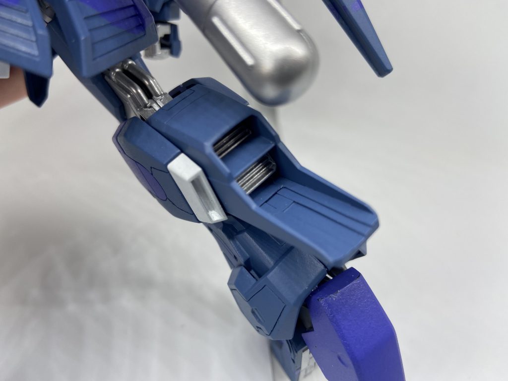 スラスターの内側もプラ板を重ねました。