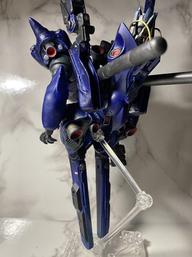 脚は地上戦には絶対向いてません。唯一、地上戦におけるアドバンテージとしては足音やそれに伴う振動が軽減される事でしょうか。ただしそれ以上に常に浮いているのは、超燃費過ぎるので本当に片道切符の特攻野郎です