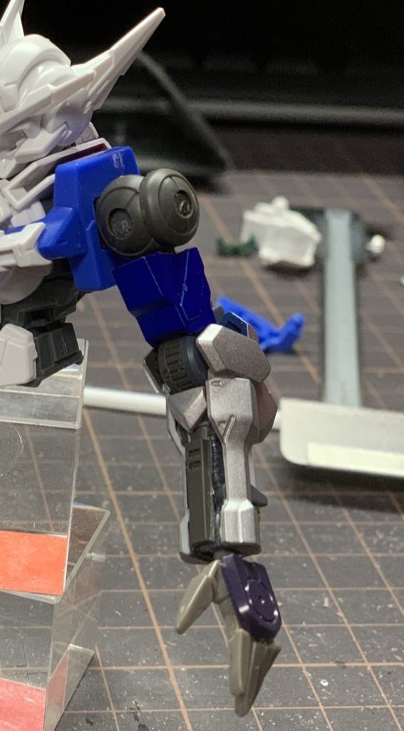 左腕は以前制作したバルバトスアルトリアの余ったものを改造して再利用、むしろ今回のグラハムアストレアは家に残ってたジャンクパーツの集合体で、追加購入したのはディテールアップパーツとか塗料くらいです。結構ECOな子です☺️