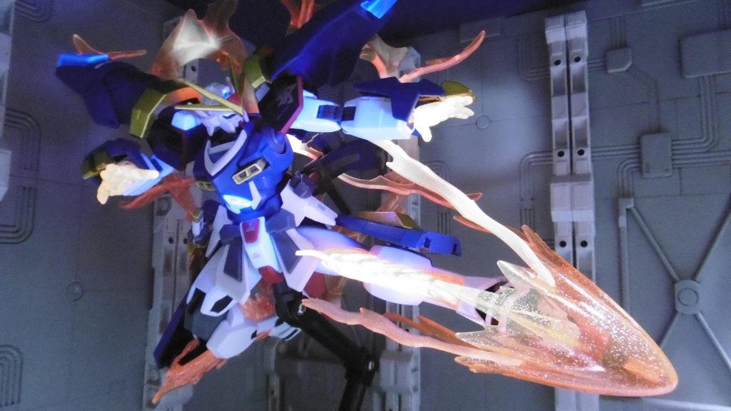 バーニング ゲイザー!!パワーダーの可動ジョイント置換によって、元のスタバ肩より腕が横方向へ広がらないため、殴るより蹴った方がリーチは長いのです。肩アーマーも広くはありませんが、上下可動により腕の干渉を避けられます。