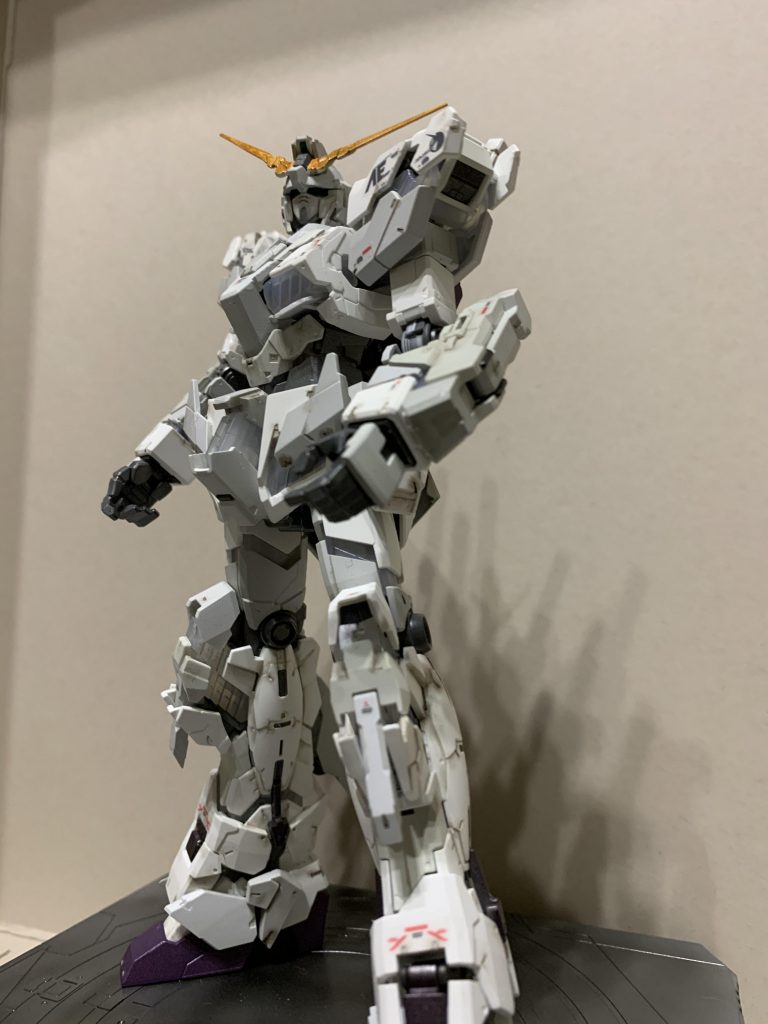 11,000円の福袋にまさかの単品10,800円の大物が入っていたので約3日の短期間でババッと作ってみました。RGでしかもパーツ数の多さに泣きそうになりましたが、めげずに塗装まで行いました。まずはLED点灯前から。