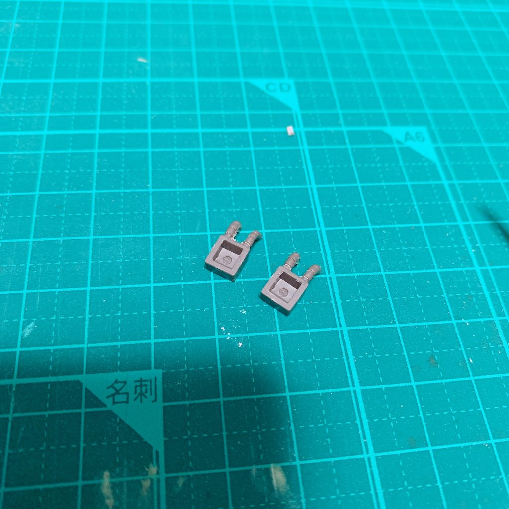 非常に細かい改修点ですが、腰サイドアーマーのパイプの形状を整えました。元は1枚の板のようになっていたので、はっきりとパイプとわかるようにしてみました。シルバー塗装してます。