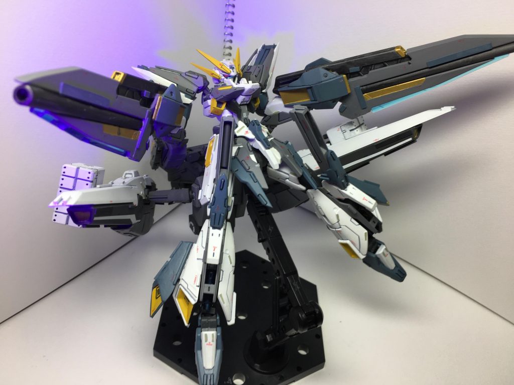 全総射っぽくハルートのバインダーの位置を、リアスカートの延長により下げ、バインダーと接続している部分を延長することで、武器を構えた時に被らない様にしています。バインダー横にはピンバイスで穴を開け、GNミサイルコンテナっぽくビルド系のオプションパーツを接続しています。