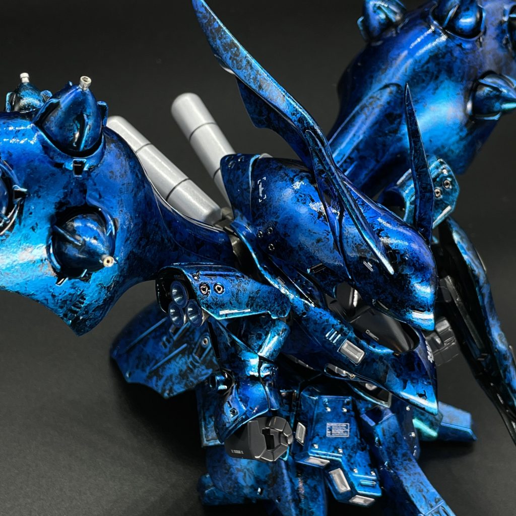 後頭部先端はパテで埋めて合わせ目消しています。他は脚部スカートも合わせ目消しました。丸モールドは全て開口して、穴のサイズに合わせて数種類のメタルパーツを入れました。開口のみの部分もあります。