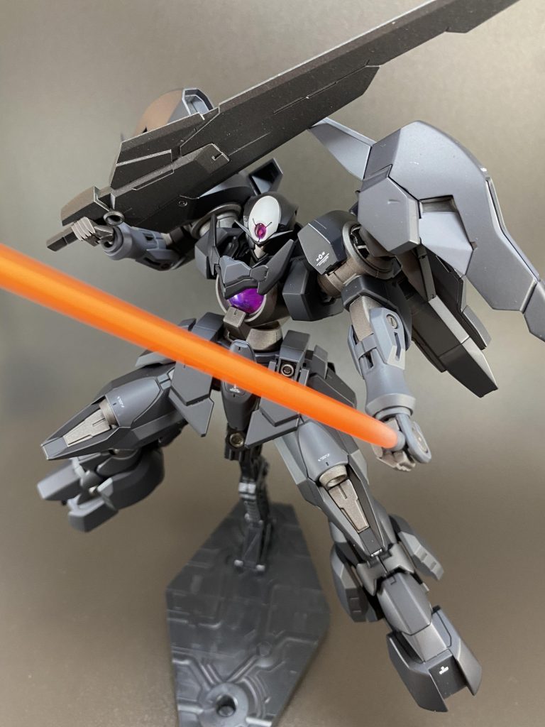 格闘戦はGNバスターソードとGNビームサーベルで。バスターソードは両肩のバインダー内側にマウントし、2本同時に運用可能です。