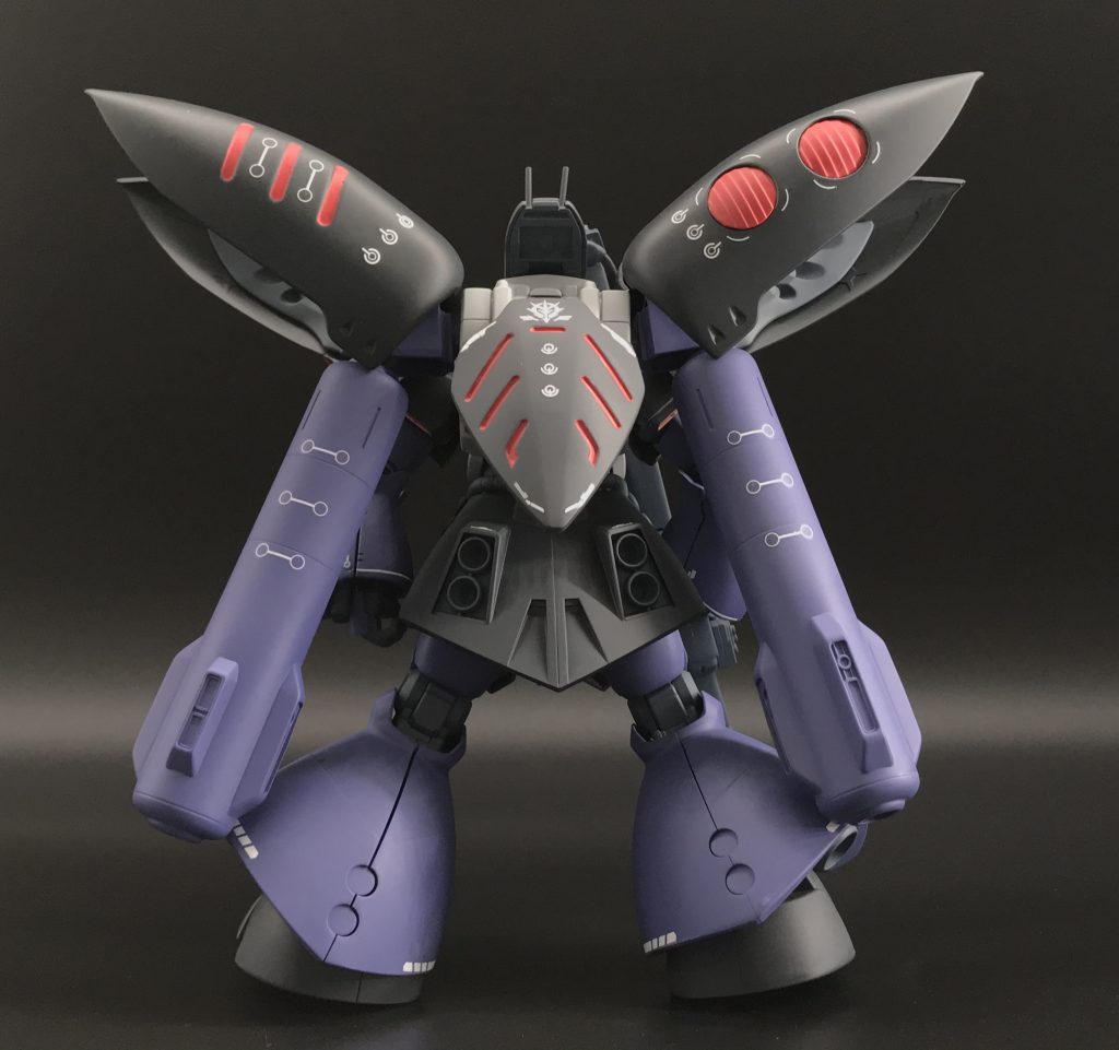 バックパックの基部は実はキュベレイの胴体をそのまま使っています。