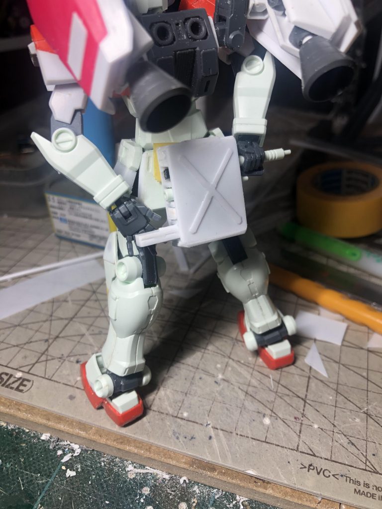 当初ビームサーベルとライフルカートリッジ格納用にウェポンコンテナを作ったのですが「灯油タンクみたい」と言われ不採用に。