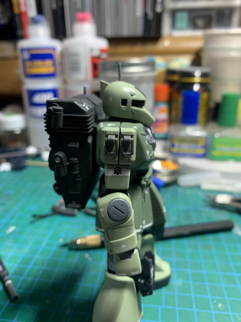 右肩にフックパーツを追加  合わせ目消しは腕と脚部と左肩のみで胴体と右肩と太ももは0.4mmで段落ちモールドにしました 今回初めて腕の後ハメ加工を行いました なんとか上手く出来ました〜