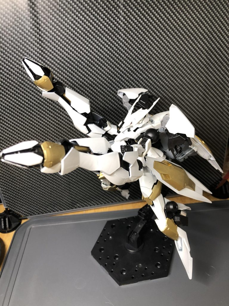 武装は2丁の複合ビームライフルとバックパックの小型ミサイルです。
肩のスラスターはキットの余剰パーツで作ってみました。