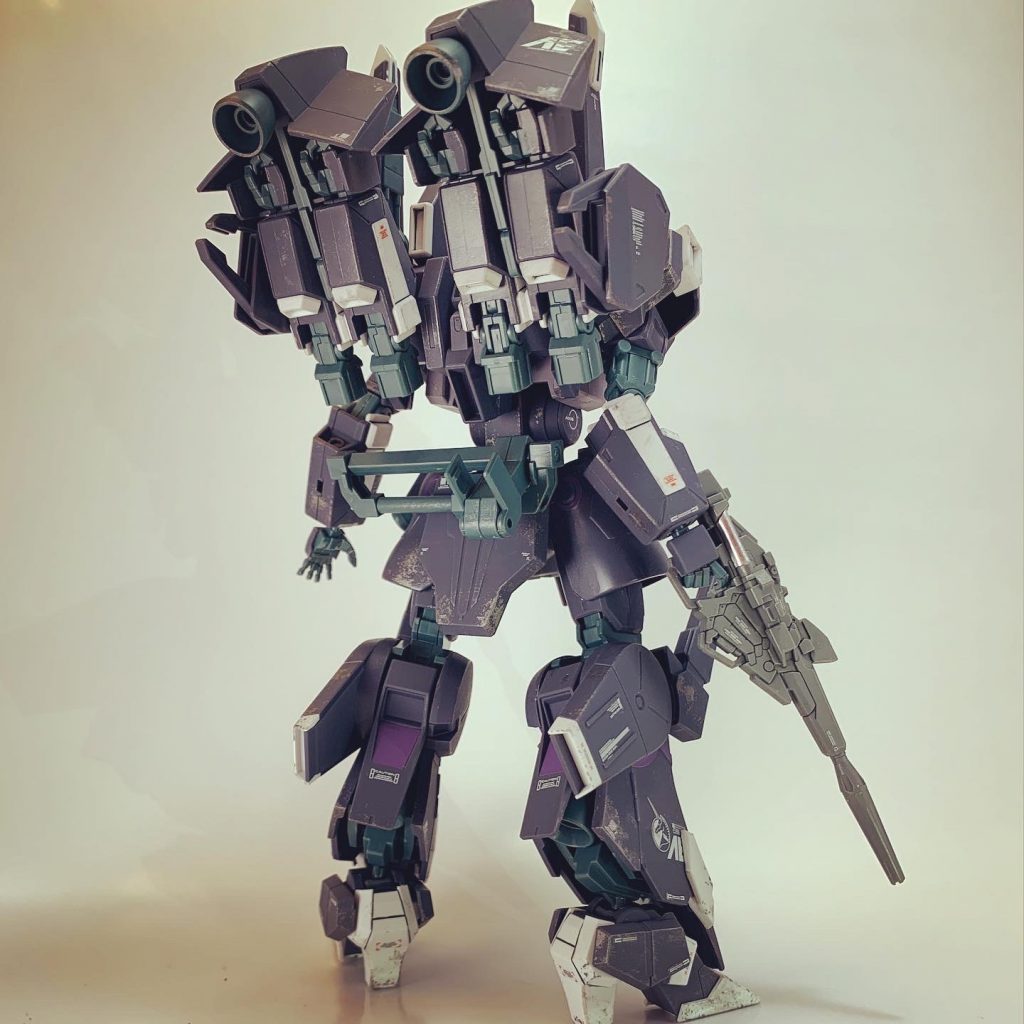 バナージくんの、絶対ビームマグナム撃ちたい怨念具現化システムが搭載された、特徴的なバックパックも見事に再現。