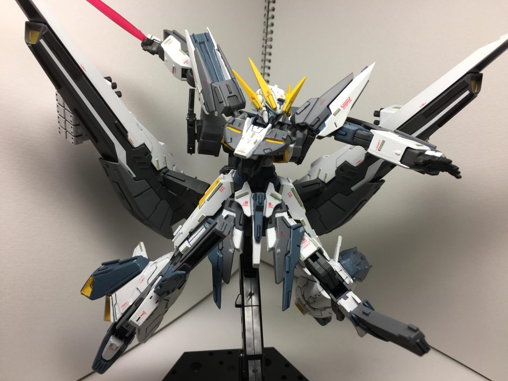 腰から下はほぼライトニングZですが、サイドスカートはライトニングガンダムなので、ビームサーベルはサイドスカートに2本装備しています。平手はドーベンウルフの物を加工してます。指の造形まで気にならないやろ(過信)