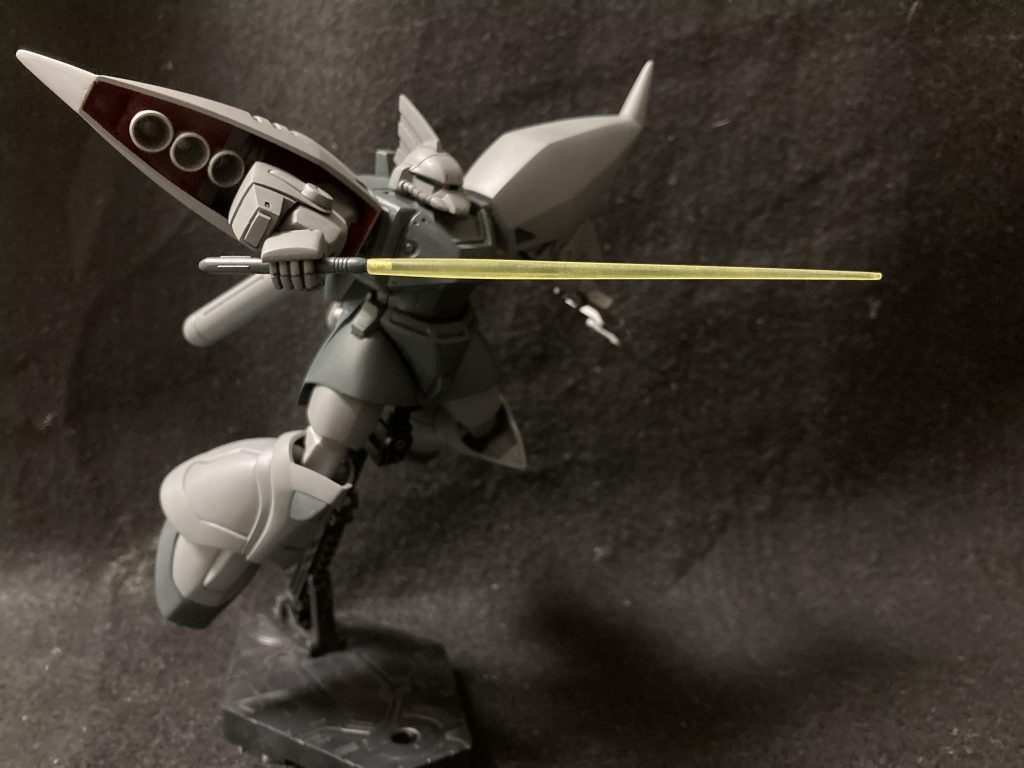 ビームサーベルは刀身を移植してリゲルグ仕様に…装備も切り詰めたMMPマシンガンを持たせたりしてオリジナル仕様です(ง ˙ω˙)วたのしい