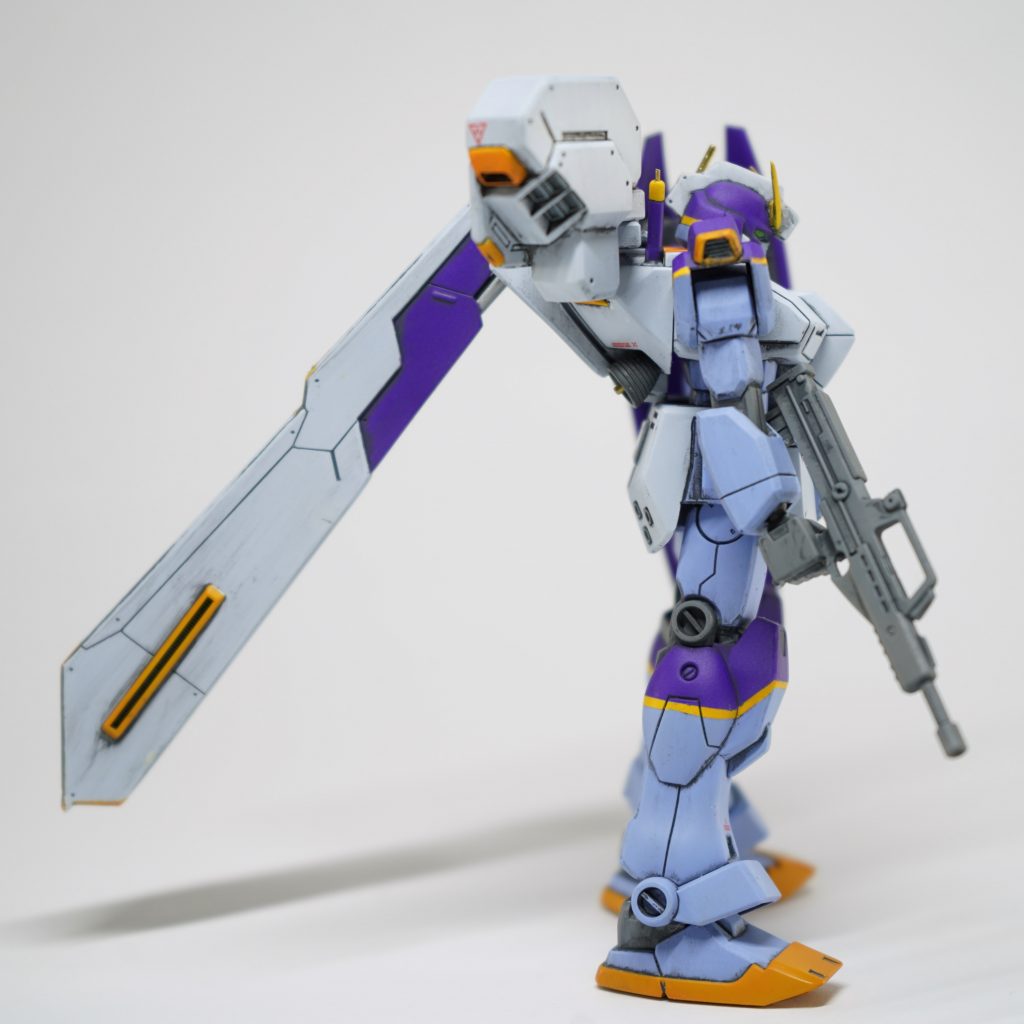 バックパックと肩の両サイドにあるバーニア(ダクト?)も合わせ目がスリットに入っていたので、市販のディテールアップパーツから流用しています。