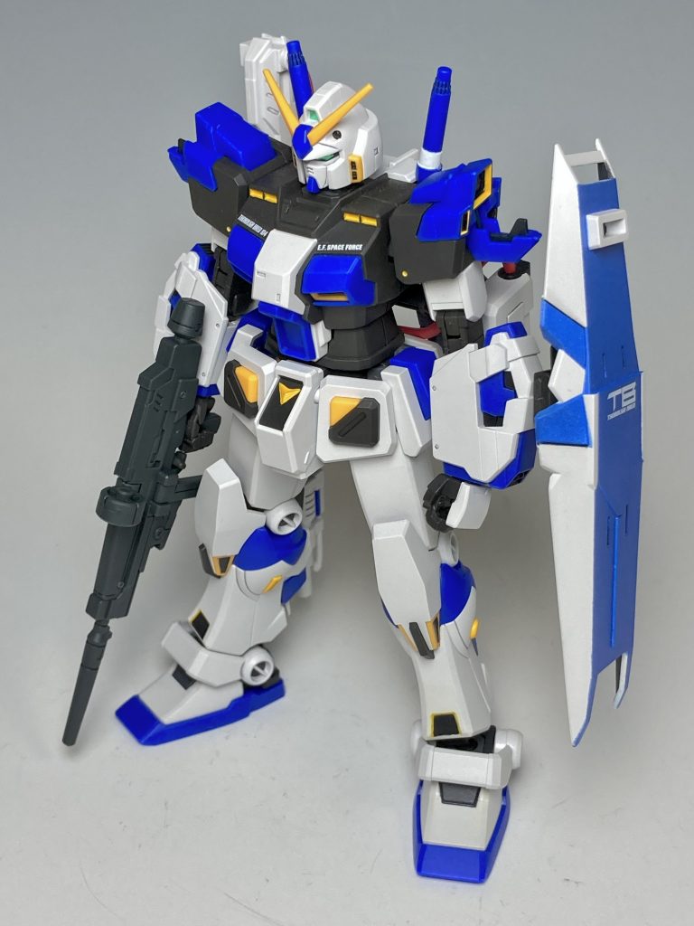 フロントビューです。青色が目立つデザインです。とても0079のデザインには見えません(笑)