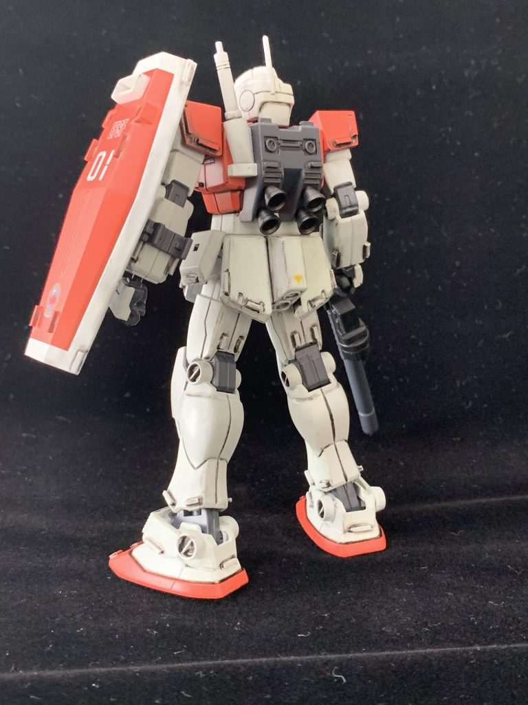 カラーリングは白:クレオス RX-78ホワイトVerアニメカラー赤:クレオス RX-78レッドVerアニメカラーグレー:クレオス MSファントムグレーノズル:クレオス 焼鉄色を使用してます。デカールも余り物の水転写ガンダムデカールを適当に使用してます。