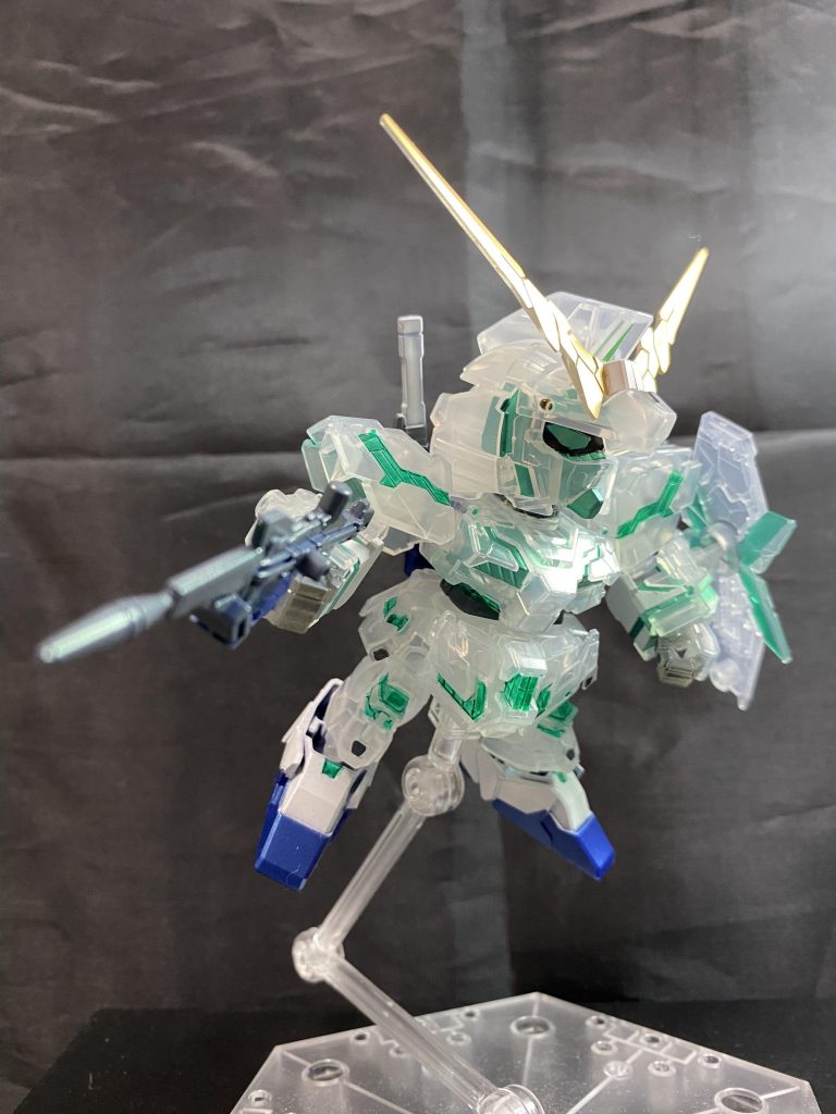 とりあえず白のシール部分をマスキング塗装！赤いクリアパーツをGXメタリックグリーンで塗装しました。