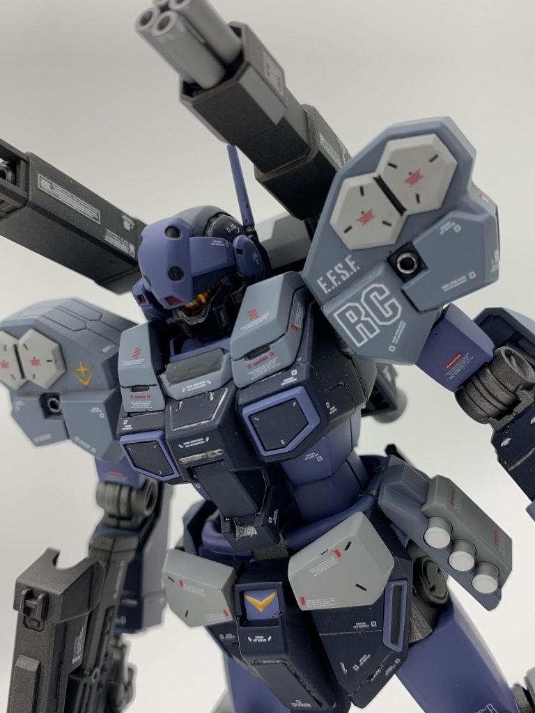 メインのボディのカラーはガイアノーツの限定カラープリズムブルーブラックを使用。偏光カラーなので明るい部分がネイビー、暗いとブラックに見えるので、シルエットもパリッとしました。