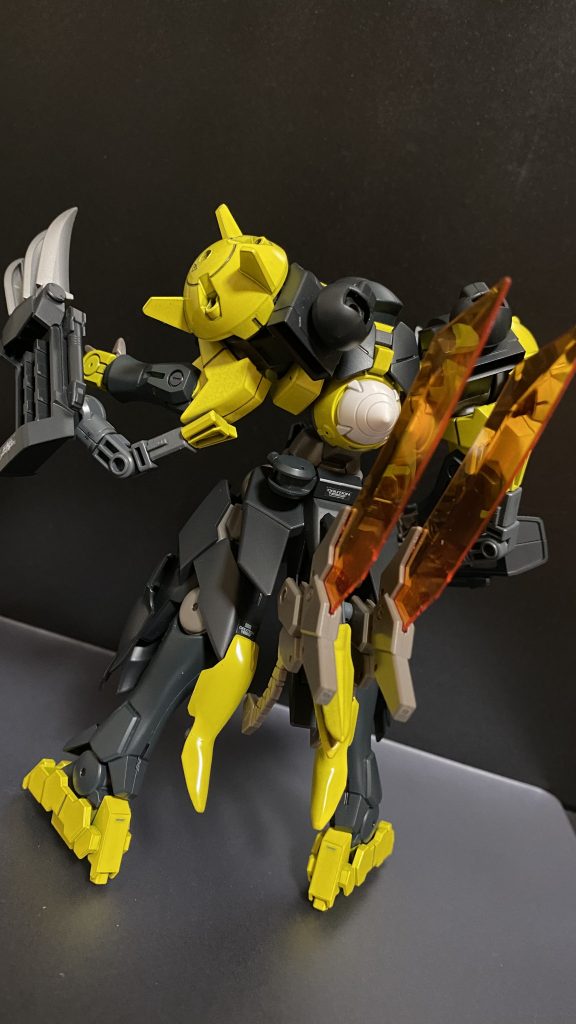 ストームジンクスを組み上げる際、重装甲をイメージするパーツは使用している為、残りのパーツを使用し、手数重視、紙装甲、超高機動のイメージで組み上げられている。