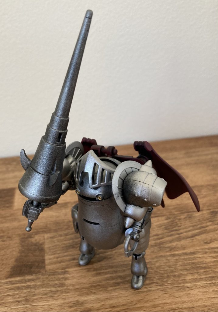 基本黒サフ後に、シルバースプレーで塗装。マントも黒サフ後、シャアレッドスプレーで塗装。目はハトメを埋め込んで作成しました。