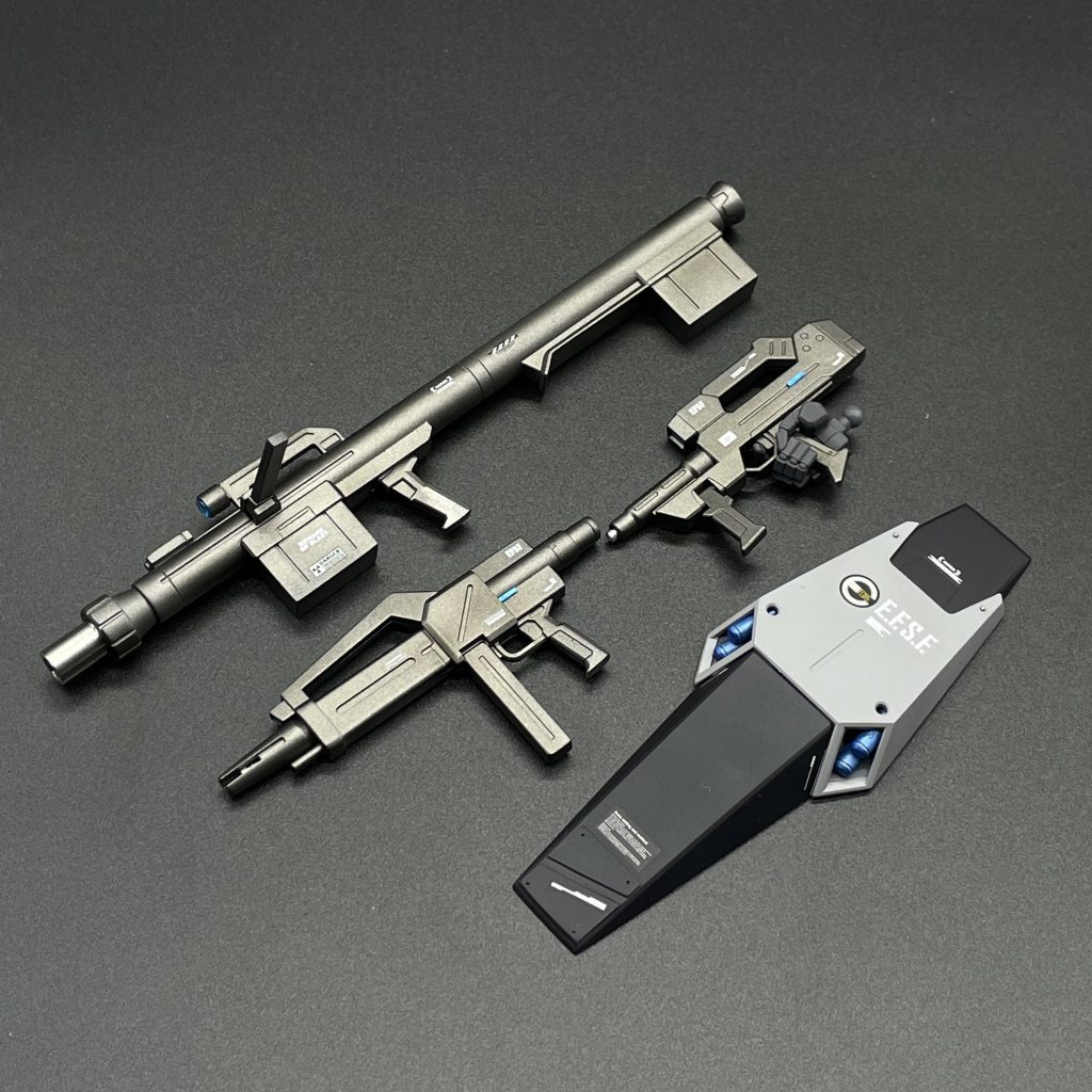 武器類です。シールドにもプラ板貼り付け。ショートライフルは他のジャンクパーツから持ってきました。バズーカの砲口にはごつめのメタルパーツ(オリジナル部品)をつけました。