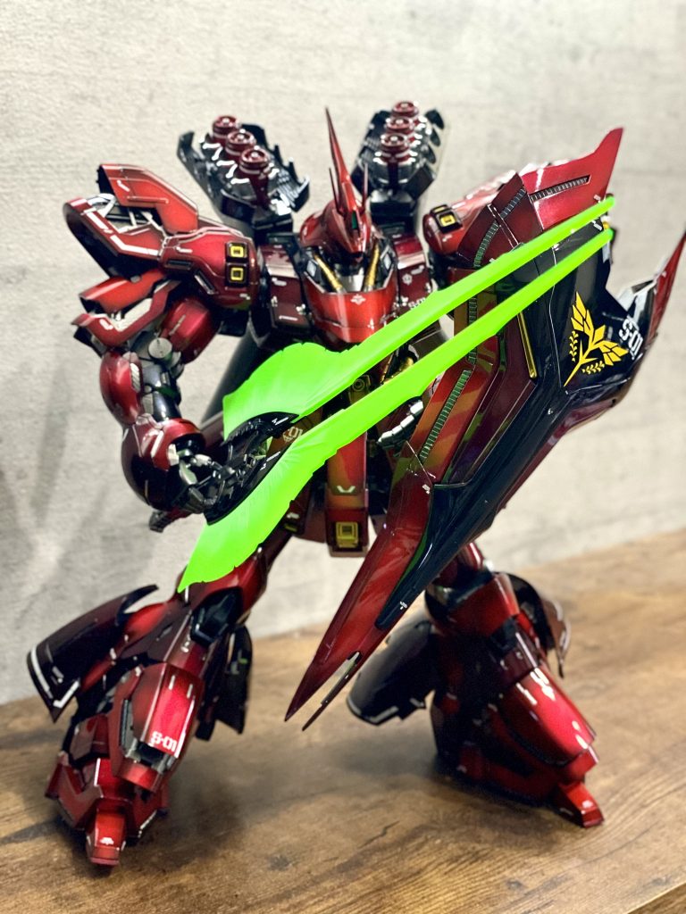 ◼️赤1黒→シルバー→クリアレッド＋クリアピンク＋クリアーオレンジ◼️赤2黒→シルバー→クリアーレッド◼️赤3黒→ゴールド→クリアディープレッド◼️黒黒→シルバー→クリアブラックと塗り分けしました。パーツ量がとても多く完成まで1ヶ月も掛かってしまいましたが、完成してみるとまだまだ課題はありますが、納得の仕上がりで疲れも吹き飛びますね笑