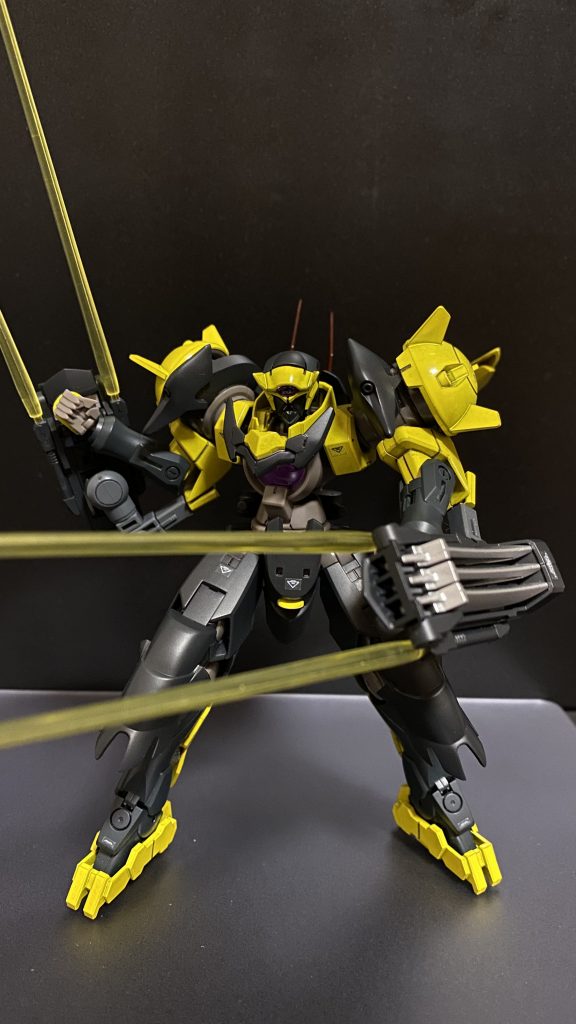 ビームサーベルを発振させることも可能。ビーム発振部は、ビームバルカンを発射可能、本機の貴重な射撃兵装でもある。