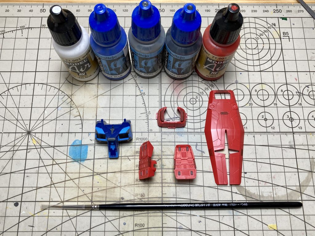 制作風景。全て筆塗りです。筆塗りは手軽で楽しいですね!
デザインがなかなか奇抜な横浜ガンダムですが、実際組んでみると結構カッコいいです!